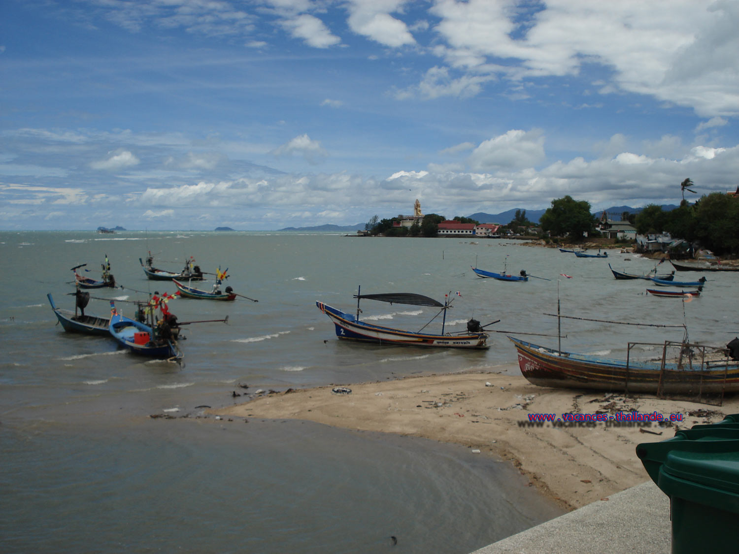 depuis la location de la maison avec piscine jusqu'au petit port de pcheurs avant Big Bouddha, il ne vous faudra que 5 minutes en scooter